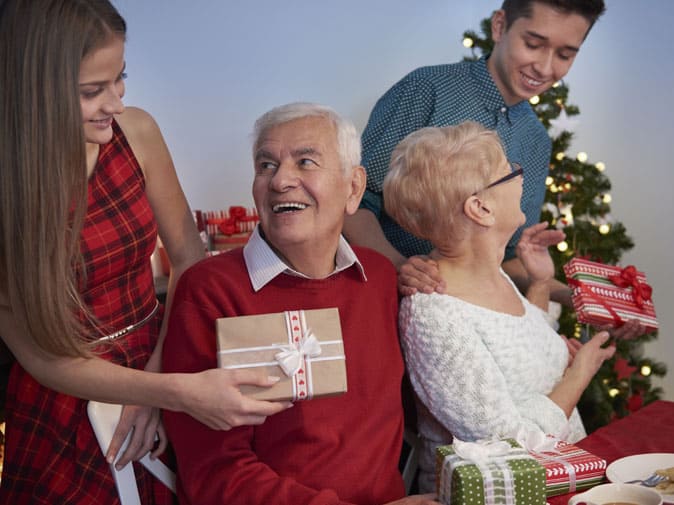 16 idées de cadeaux de Noël communs à offrir à vos grands-parents