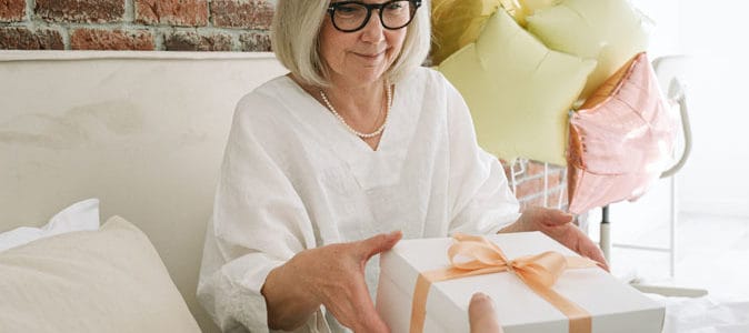 Cadeau pour personne Alzheimer : 10 cadeaux qui lui feront plaisir