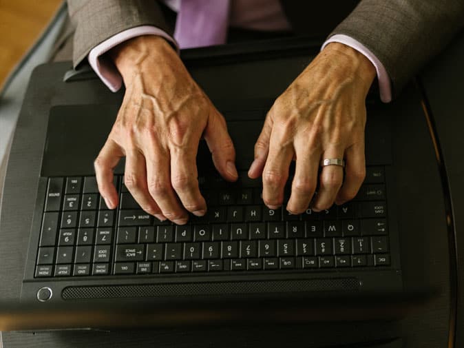 Cours d'informatique à domicile pour seniors : comment ça marche ?